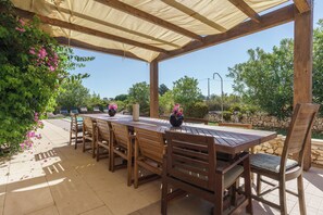 Outdoor dining - Beautiful Two-Storey Surf Villa Near Arrifana & Monte Clérigo (Aljezur)