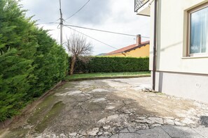 Property grounds - Modern apartment with AC, WiFi and garden – Sleeps 4 near Muggia and Slovenia (Aquilinia-Stramare)