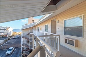 Property grounds - Bright and sunny third floor, one bedroom condo with a loft, just steps to the beach . (Ocean City)