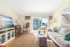 Smart TV, DVD player - Bright and sunny third floor, one bedroom condo with a loft, just steps to the beach . (Ocean City)