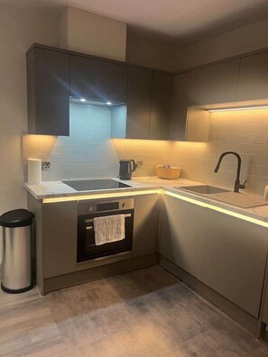 Fridge, microwave, oven, stovetop - Stylish - 1 bed apartment in Jesmond (Newcastle upon Tyne)