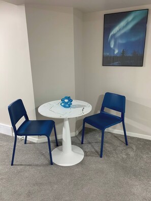 Hus, 1 soverom, røyk | Spisestue