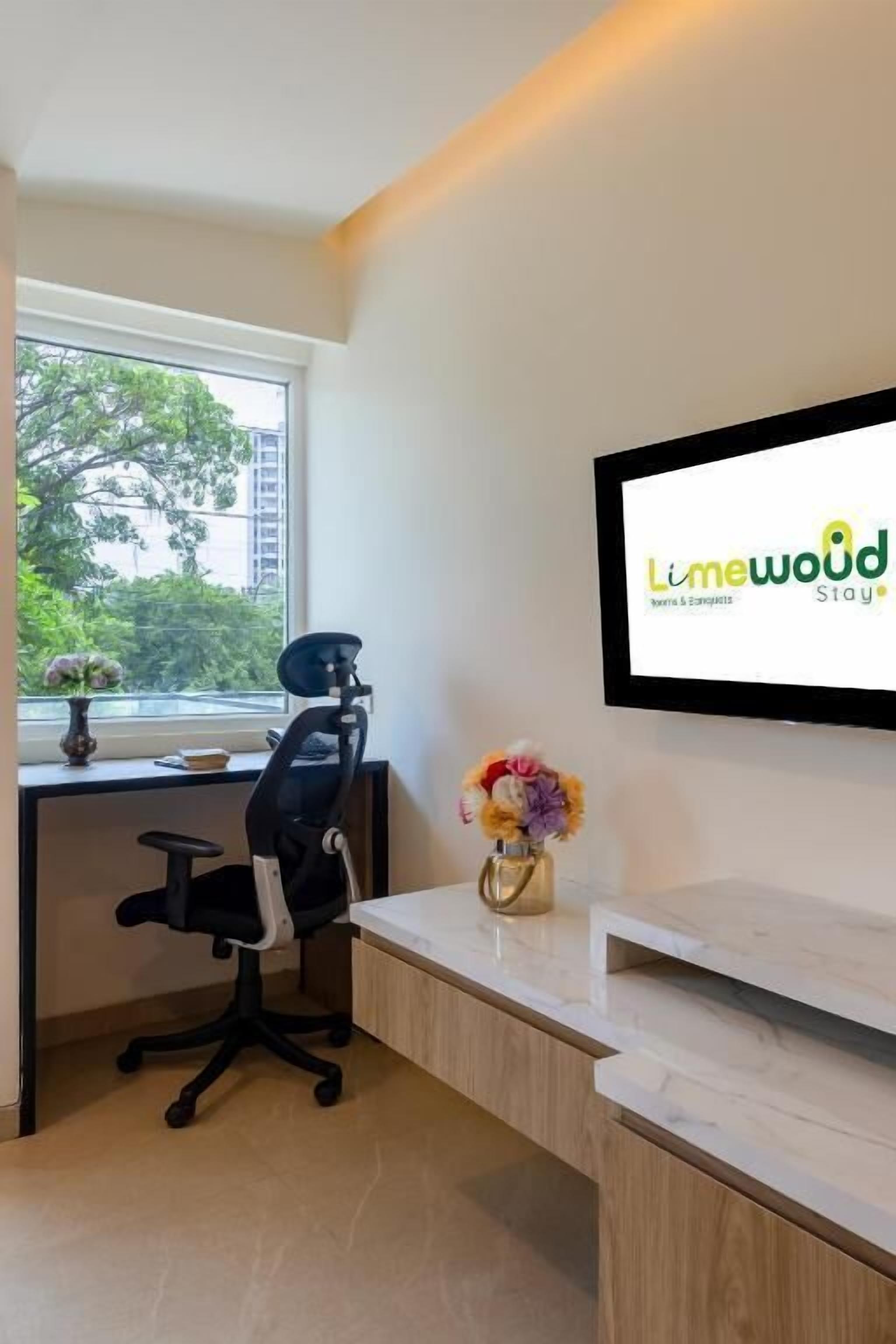 Deluxe Double Room, Balcony, City View | Interior