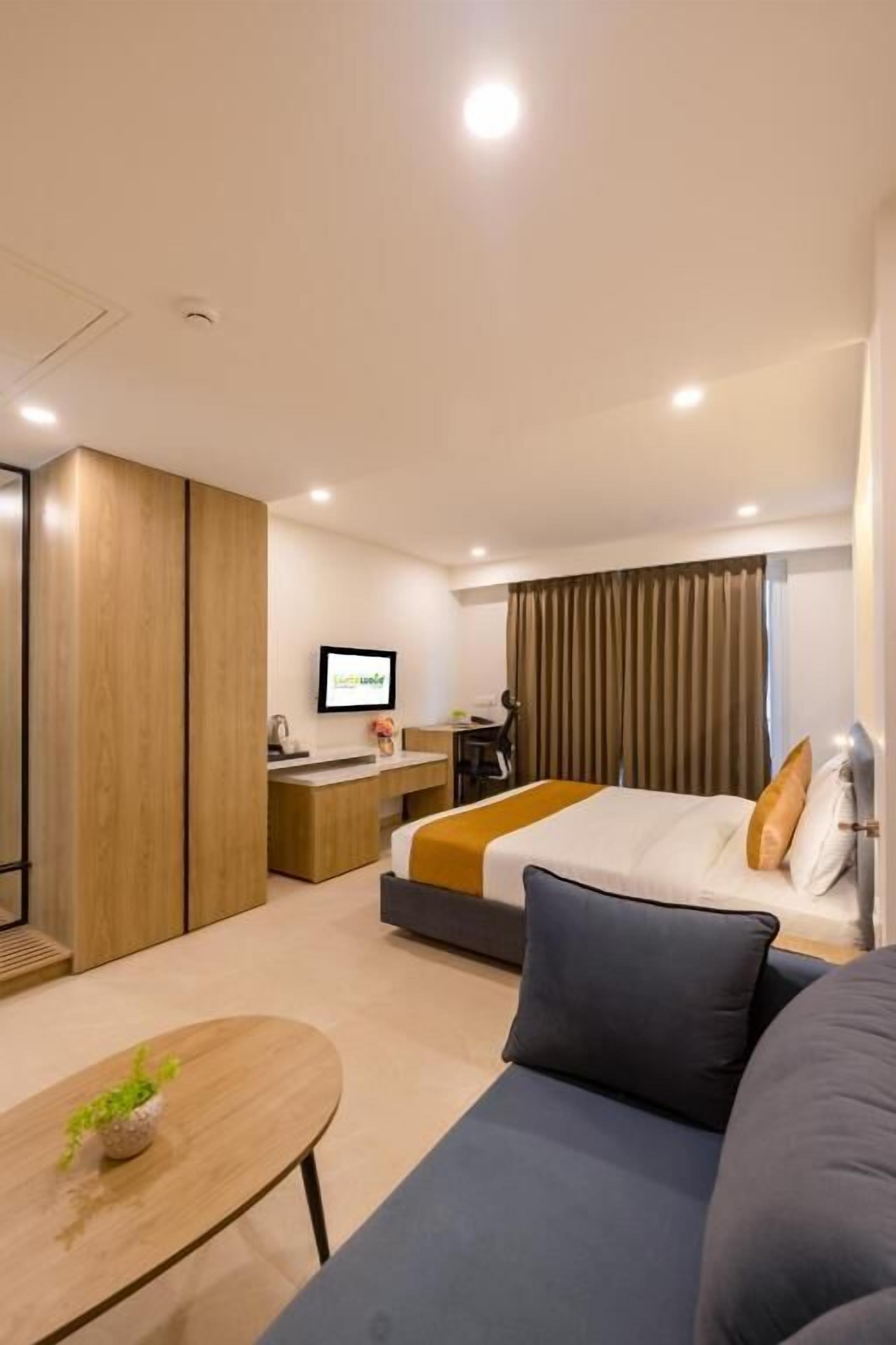 Premium tweepersoonskamer, balkon, uitzicht op stad | Een kluis op de kamer, een bureau, een laptopwerkplek