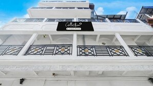 Un edificio de varios pisos con un letrero que dice 'Collection Company-Serviced'.