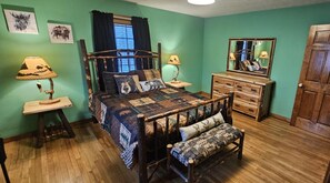 3 slaapkamers, een bureau, een strijkplank/strijkijzer, reisbedje