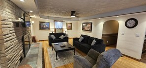 Smart-TV, DVD-Player, Tischfußball, Tischtennisplatte