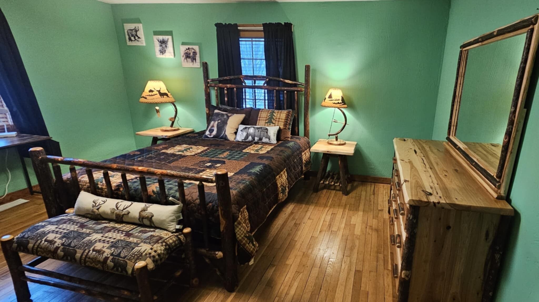 3 chambres, bureau, fer et planche à repasser, lit de bébé portatif