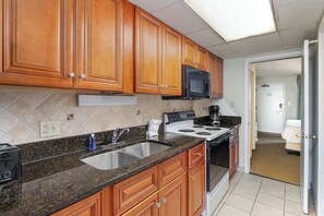 Fridge, microwave, oven, stovetop - Oceanfront King, Pools, Wi-Fi (Myrtle Beach)