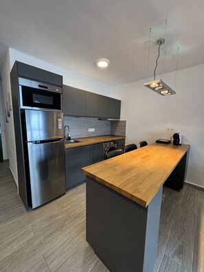 Wasserkocher mit Kaffee-/Teezubehör, Kühlschrank, Mikrowelle
