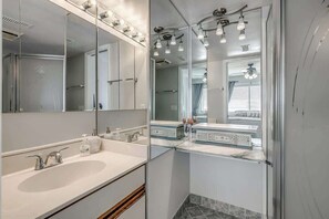 Douche, sèche-cheveux, serviettes fournies, savon