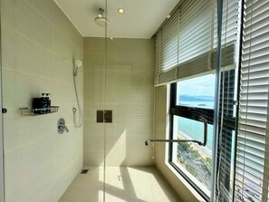 Deluxe-Apartment, 2 Schlafzimmer, Balkon, Strandblick | Badezimmer | Haartrockner, Hausschuhe, Handtücher, Seife
