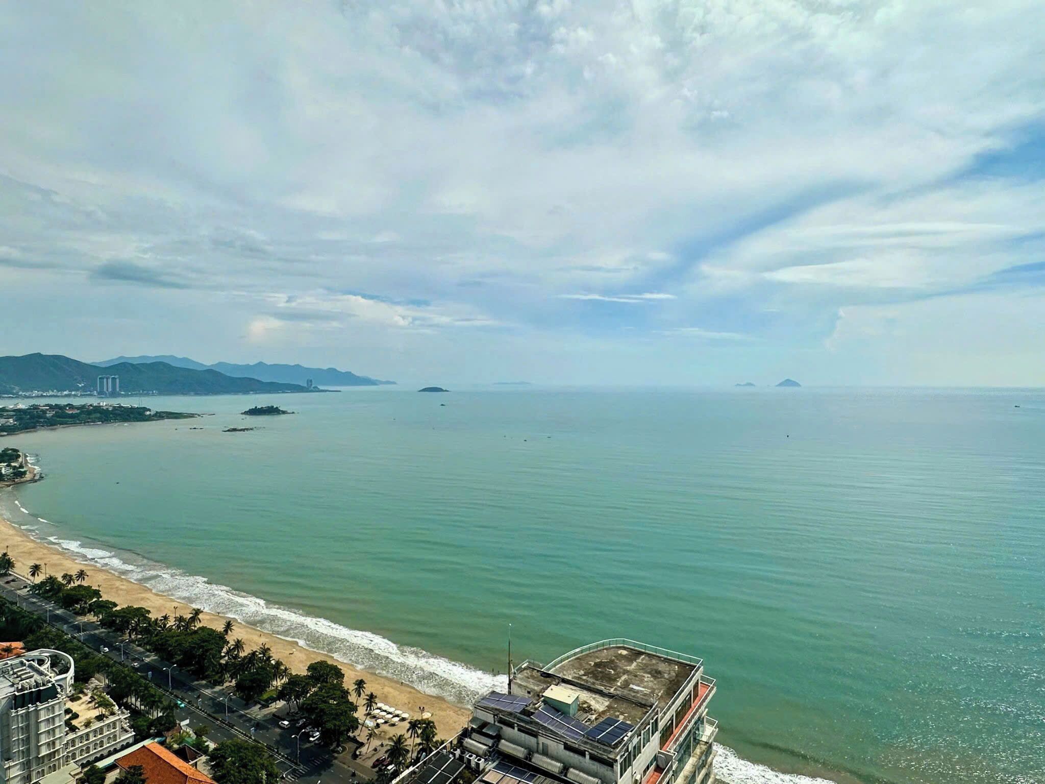 Deluxe-huoneisto, 2 makuuhuonetta, parveke, rantanäköala | Ranta | Ranta lähistöllä, valkoista hiekkaa