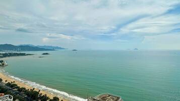 Deluxe-huoneisto, 2 makuuhuonetta, parveke, rantanäköala | Ranta | Ranta lähistöllä, valkoista hiekkaa