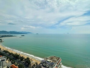 Apartamento Deluxe, 2 habitaciones, balcón, vistas a la playa | Playa | Ubicación cercana a la playa y arena blanca