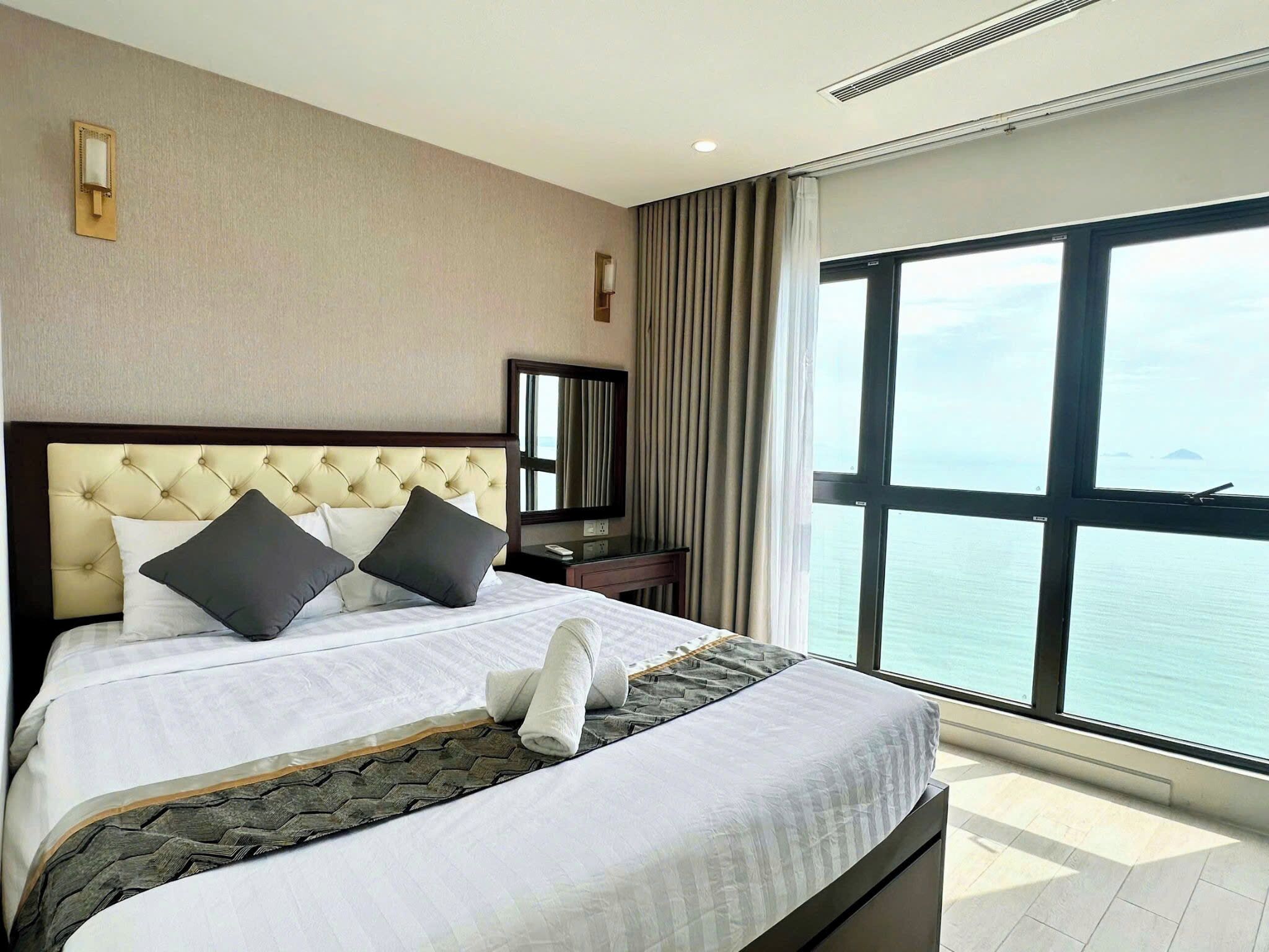 Escritorio, espacio para trabajar con laptop y cortinas blackout 