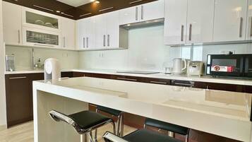 Refrigerador con freezer, microondas, placa de cocina