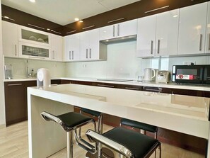 Apartamento Deluxe, 2 habitaciones, balcón, vistas a la playa | Cocina privada | Frigorífico grande, microondas, placa de cocina y utensilios de cocina