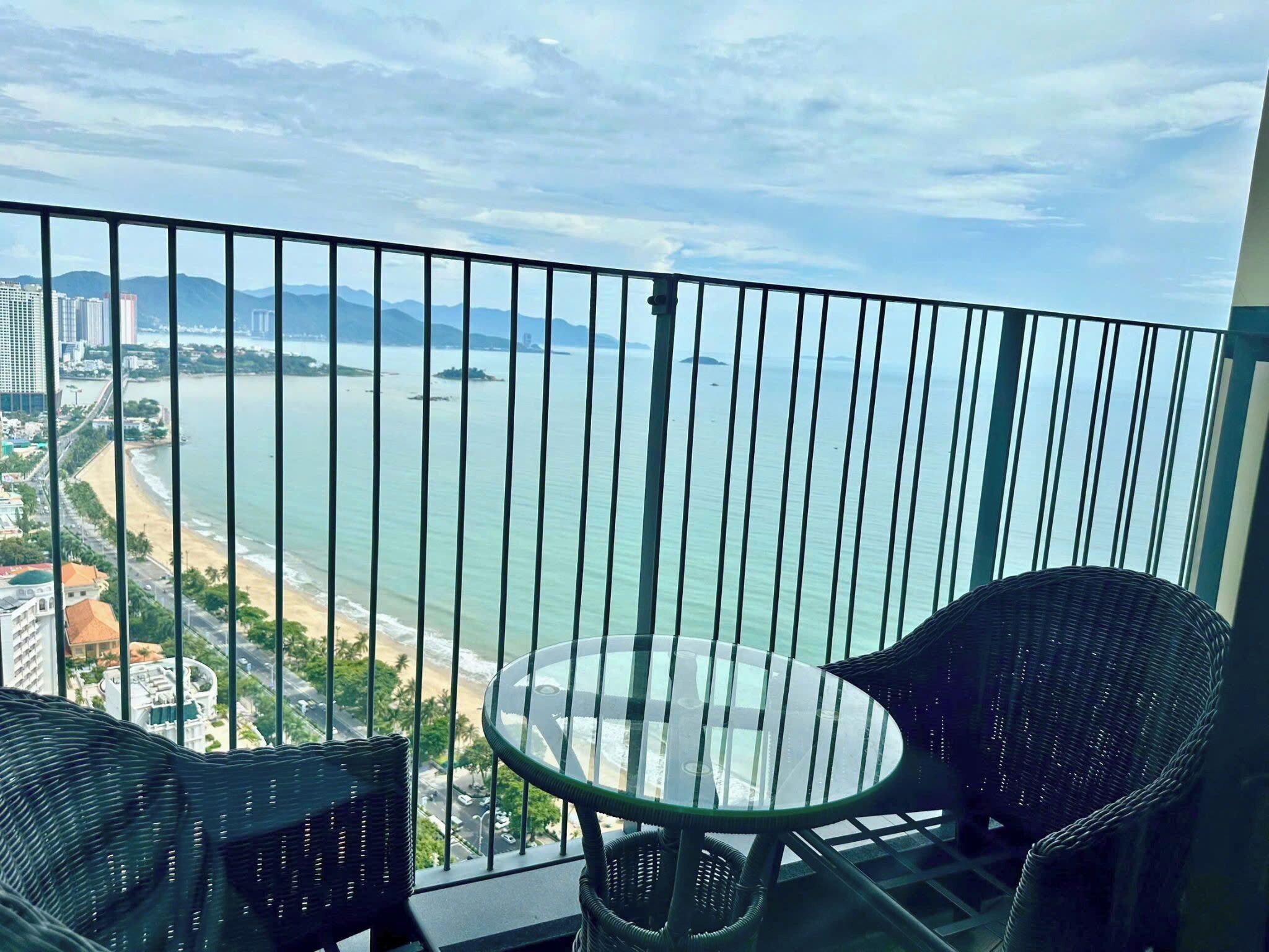 Deluxe-Apartment, 2 Schlafzimmer, Balkon, Strandblick | Unterkunftsgelände