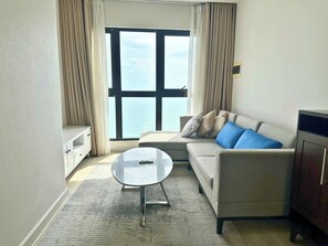 Apartamento Deluxe, 2 habitaciones, balcón, vistas a la playa | Zona de estar