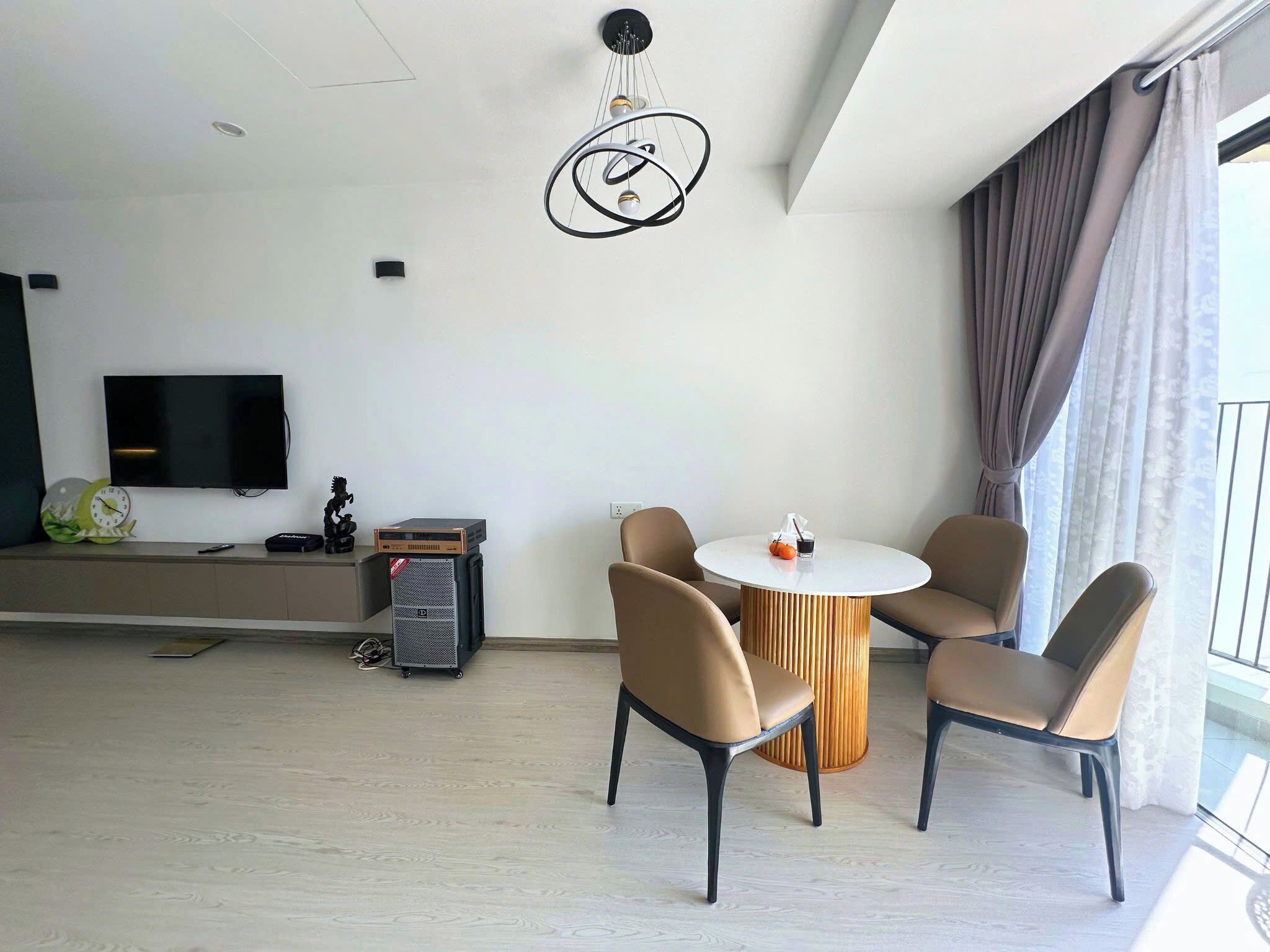 Deluxe-Apartment, 1 Schlafzimmer, Balkon, Strandblick | Schreibtisch, laptopgeeigneter Arbeitsplatz, Verdunkelungsvorhänge