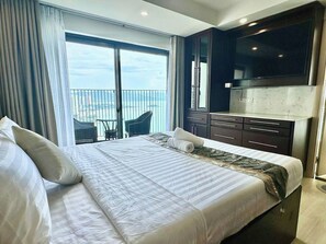 Deluxe-Apartment, 2 Schlafzimmer, Balkon, Strandblick | Schreibtisch, laptopgeeigneter Arbeitsplatz, Verdunkelungsvorhänge