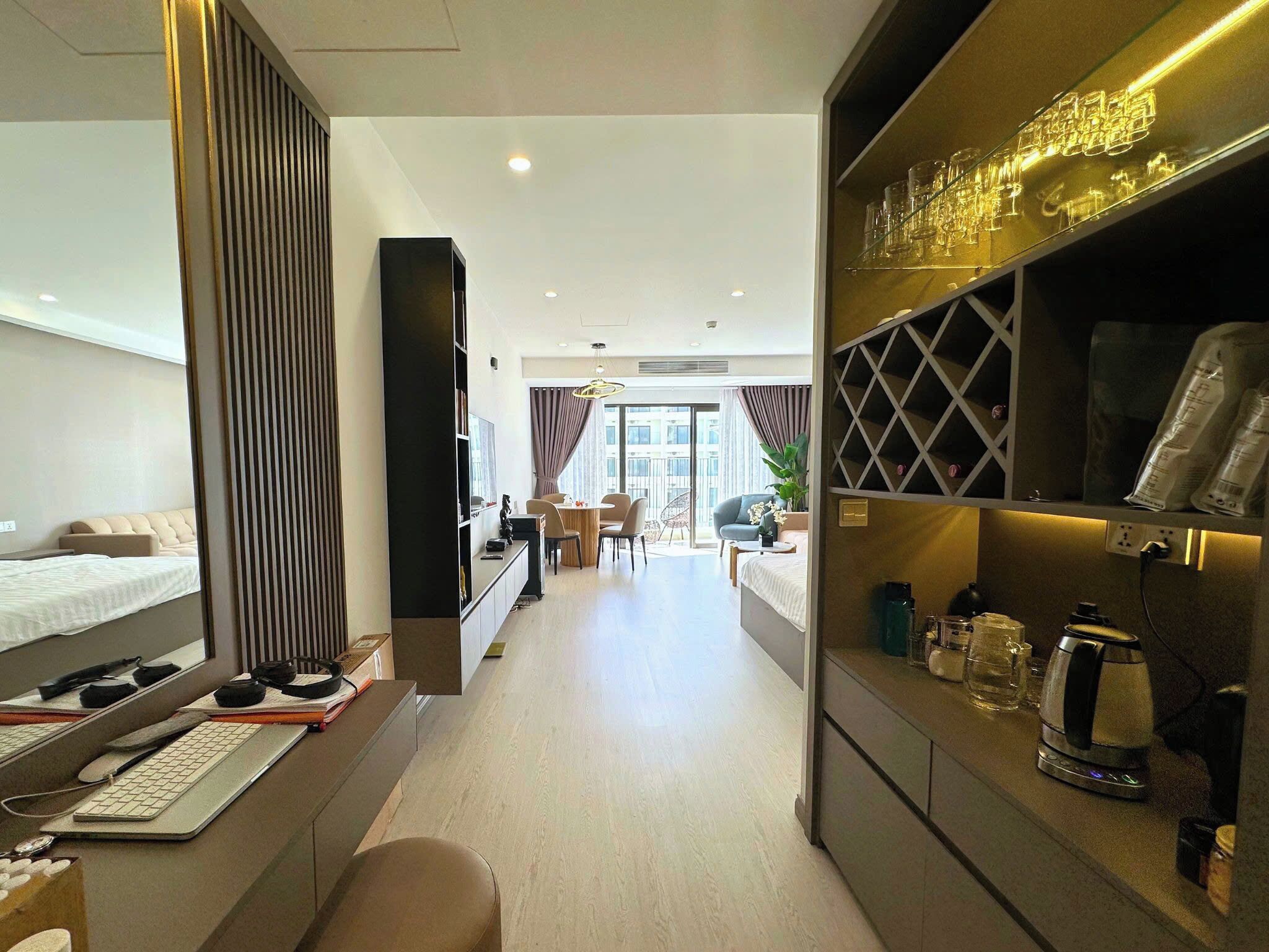 Deluxe-Apartment, 1 Schlafzimmer, Balkon, Strandblick | Schreibtisch, laptopgeeigneter Arbeitsplatz, Verdunkelungsvorhänge