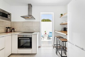 Fridge, microwave, oven, dishwasher - Casahost El Cable Seaview (Arrecife)