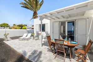 Outdoor dining - Casahost El Cable Seaview (Arrecife)
