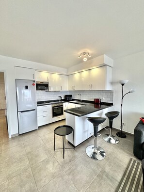 Fridge, microwave, oven, coffee/tea maker - Casahost Bastian Boutique Lanzarote (Costa Teguise)