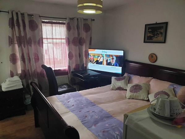 Room, 1 Bedroom | 1 bedroom - Room-ensuite Bedroom With Private Toilet (Lucan)