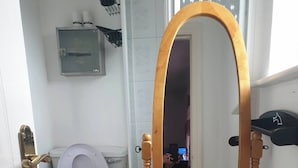 Room, 1 Bedroom | Bathroom