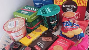 Room, 1 Bedroom | Food and drink