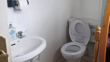 Room, 1 Bedroom | Bathroom