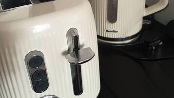 Room, 1 Bedroom | Coffee and/or coffee maker