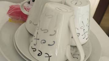 Room, 1 Bedroom | Coffee and/or coffee maker