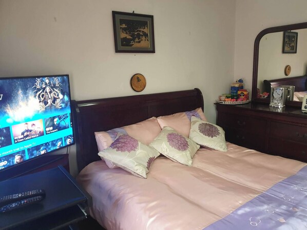 Room, 1 Bedroom | Room amenity - Room-ensuite Bedroom With Private Toilet (Lucan)