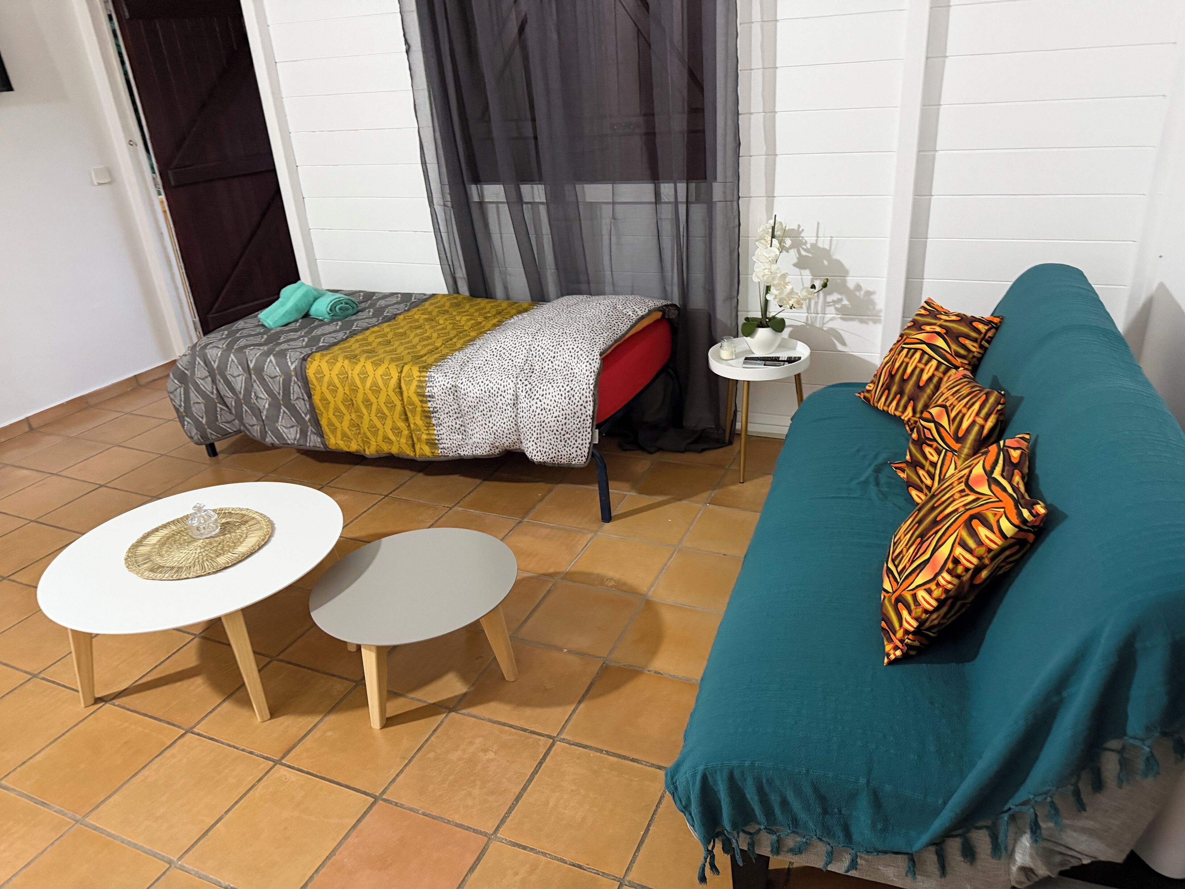 1 habitación, tabla de planchar con plancha y acceso a internet 