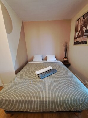 1 bedroom, iron/ironing board, travel cot, free WiFi