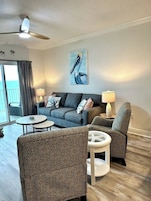 Appart'hôtel Signature, 2 chambres, cuisine, vue plage | Salle de séjour | TV connectée de 32 pouces avec chaînes numériques, baby-foot, livres