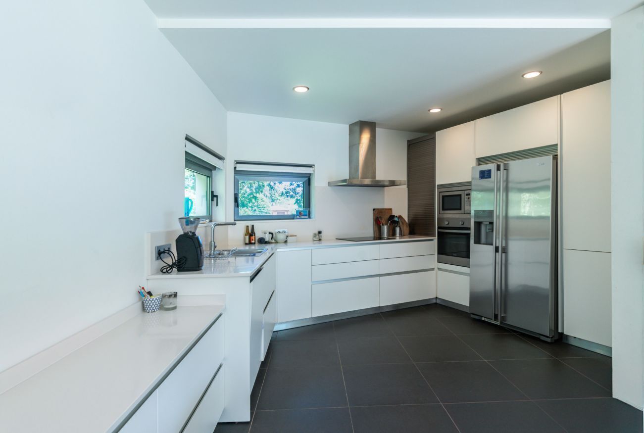 Réfrigérateur, micro-ondes, plaque de cuisson, lave-vaisselle