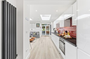 Fridge, microwave, oven, stovetop - Unique Home • Annex • Pool Table • Virgin TV • Free Parking • Self-Check-In (Northampton)