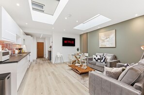 Interior - Unique Home • Annex • Pool Table • Virgin TV • Free Parking • Self-Check-In (Northampton)