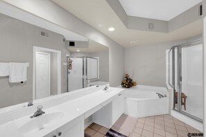 Towels - 3B/2B Luxury Island Townhome Ostego Bay 201-2  - Walk to Beach! (Fort Myers Beach)