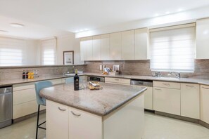 Fridge, oven, stovetop