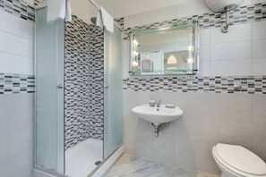 Haartrockner, Bidet, Handtücher
