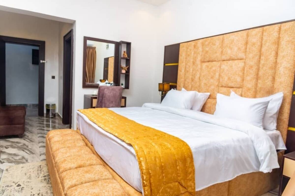 Phòng đơn phong cách cổ điển, quang cảnh hồ bơi | Bộ trải giường bằng vải Frette của Ý, bộ đồ giường cao cấp