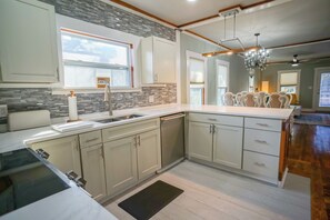 Fridge, microwave, oven, stovetop - Craftsman Bungalow Centrally Located-Pet Friendly (Clearwater)