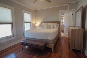 2 bedrooms, free WiFi, bed sheets - Craftsman Bungalow Centrally Located-Pet Friendly (Clearwater)