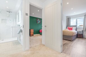 3 dormitorios, tabla de planchar con plancha, Internet y ropa de cama